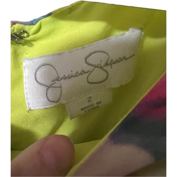 A gorgeous dress by Jessica Simpson in size 2 - Picture 4 of 9
